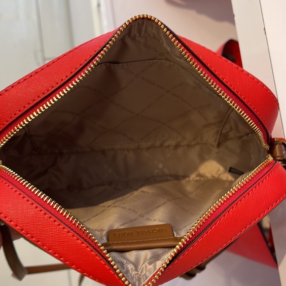 MICHAEL KORS
Jet Set Item Large EW Zip Chain XBody Saffiano Leather Crossbody - Picture 7 of 16